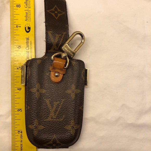 Louis Vuitton small phone, case worn for 4 yrs used to fit a flip phone. 🤦🏿♀️ - Picture 5 of 10